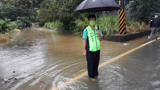 外埔區水美路285巷及山美路排水不良，每逢大雨必成災，圖為盧碧颱風造成淹水情形。（市議員吳敏濟提供／陳淑娥台中傳真）