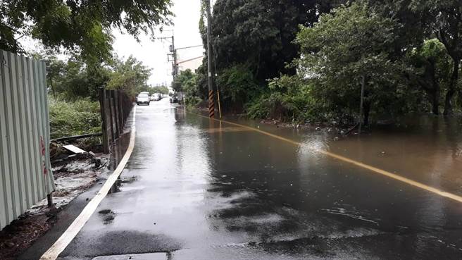 外埔區水美路285巷及山美路排水不良，每逢大雨必成災，圖為盧碧颱風造成淹水情形。（市議員吳敏濟提供／陳淑娥台中傳真）