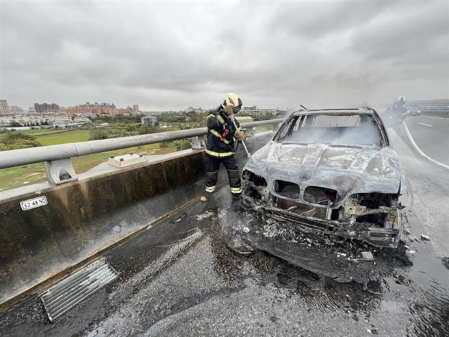 五杨高北向中坜段火烧车驾驶乘客3人逃出无人伤。(消防局提供／吕筱蝉桃园传真)
