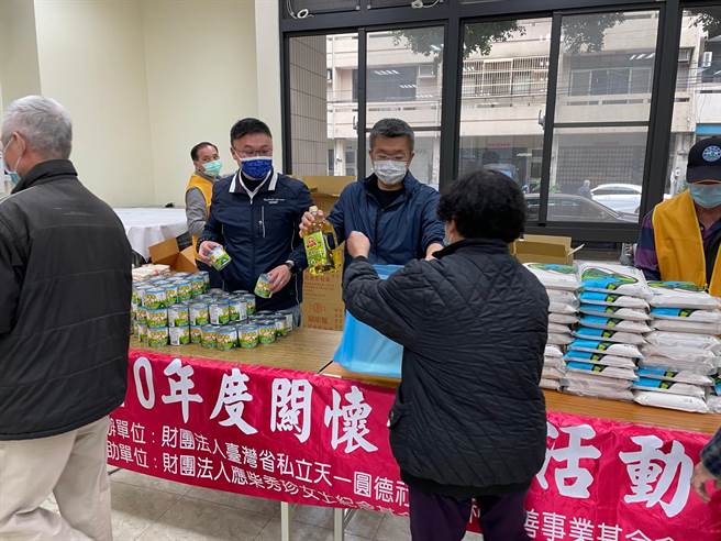 立法院副院长蔡其昌24日邀集慈善团体募集爱心物资，与天一圆德基金会一起透过志工伙伴。（蔡其昌服务处提供／陈淑娥台中传真）