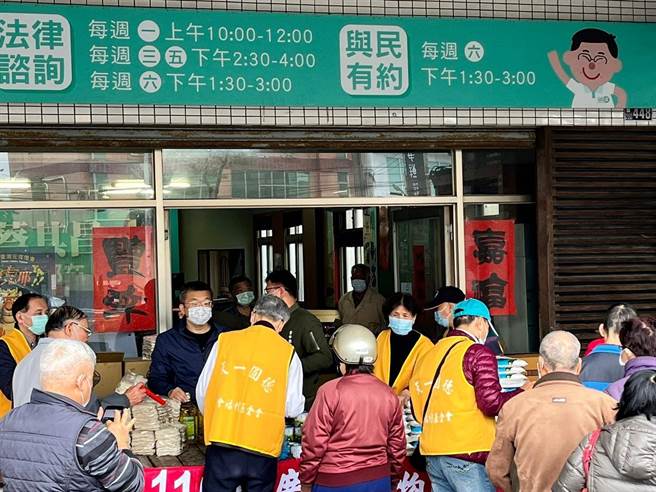 立法院副院长蔡其昌24日邀集慈善团体募集爱心物资，与天一圆德基金会一起透过志工伙伴。（蔡其昌服务处提供／陈淑娥台中传真）