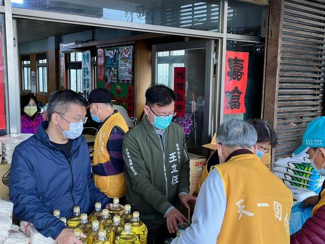 立法院副院长蔡其昌24日邀集慈善团体募集爱心物资，与天一圆德基金会一起透过志工伙伴。（蔡其昌服务处提供／陈淑娥台中传真）