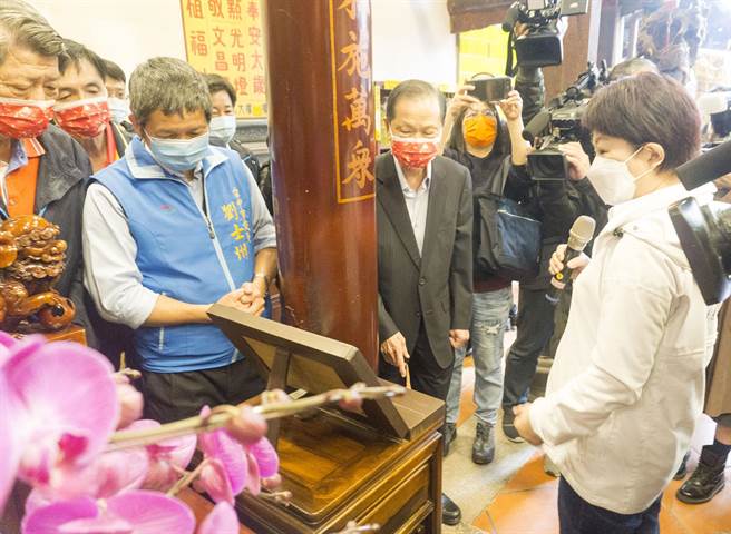 市长卢秀燕看到万和宫庙内的「多语文籤诗机」，称讚万和宫的防疫措施「超前部署」做得很好。（万和宫提供）