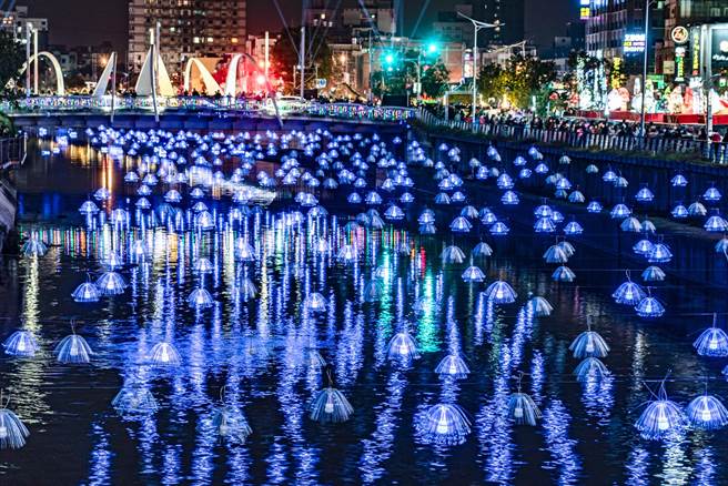 桃园灯会打造老街溪2公里银河水岸。(观旅局提供／蔡依珍桃园传真)