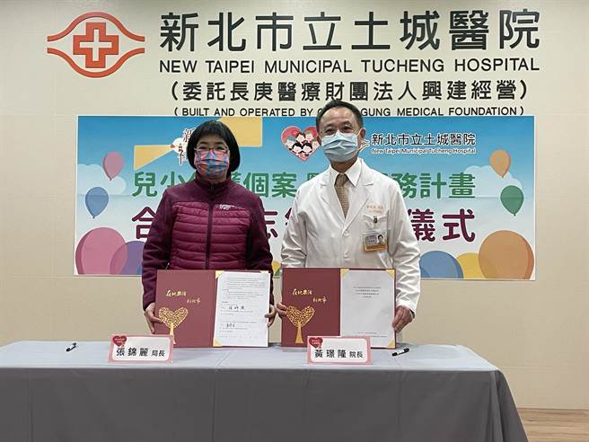 新北市社會局今與新北市立土城醫院簽訂「兒少保護個案醫療服務計畫」備忘錄，強化兒少安置機構的教育訓練、個案探討、驗傷採證等方面，讓受虐兒童保護更完善。（蔡雯如攝）