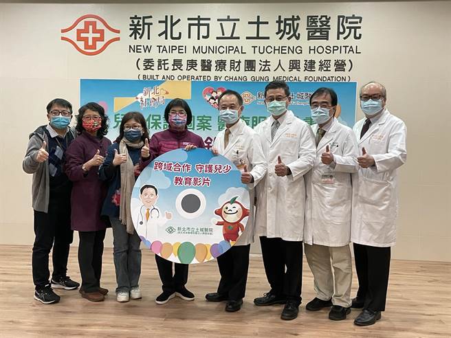 新北市社會局今與新北市立土城醫院簽訂「兒少保護個案醫療服務計畫」備忘錄，強化兒少安置機構的教育訓練、個案探討、驗傷採證等方面，讓受虐兒童保護更完善。（蔡雯如攝）