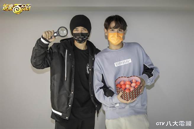 羅志祥（左）、陳零九互送對方放大鏡、一籃紅蛋。（寬宏藝術提供）