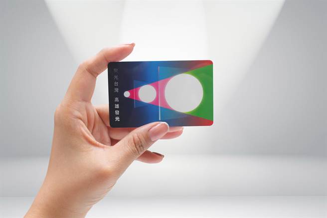 一卡通公司和高市府合作，推出台湾灯会主视觉发光的「高」字样一卡通。（一卡通公司提供／石秀华高雄传真）