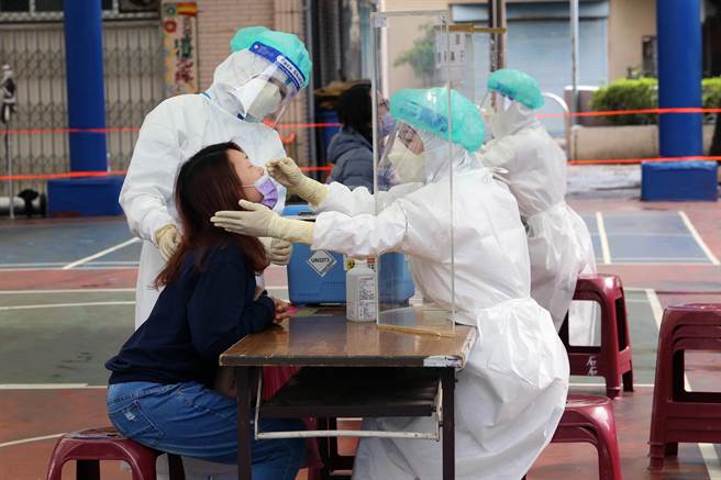 桃园24日新增3例本土案例，桃园市长郑文灿说，1例是联邦银行员工父亲解隔前确诊，另2例是亚旭电脑群聚有关。非当事人，图为採检照。（陈麒全摄）