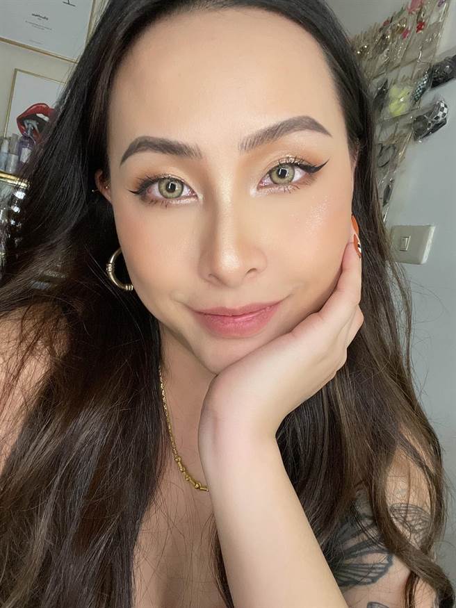 benefit首席眉师Ariel 。（ benefit提供） 