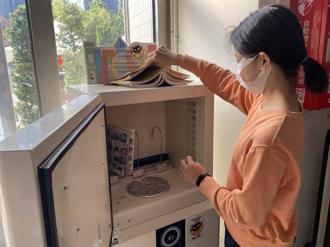 中市图提供紫外线除菌机，民眾借书更安心。（台中市文化局提供／陈淑芬台中传真）