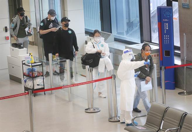 中央公布今天本土确诊个案有15例、境外36例，台北市长柯文哲24日提出质疑，某些地区来台确诊的阳性率实在太高。（资料照，范扬光摄）