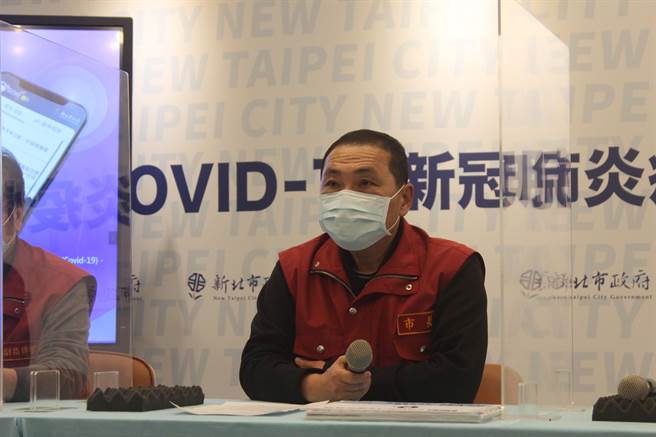 新北市长侯友宜今在疫情说明会提醒民眾，大家虽带着愉悦心情过节，但防疫仍不能松懈，不要因轻忽反造成疫情扩散，提醒社区筛检站春节期间仍会为大家服务。（陈慰慈摄）