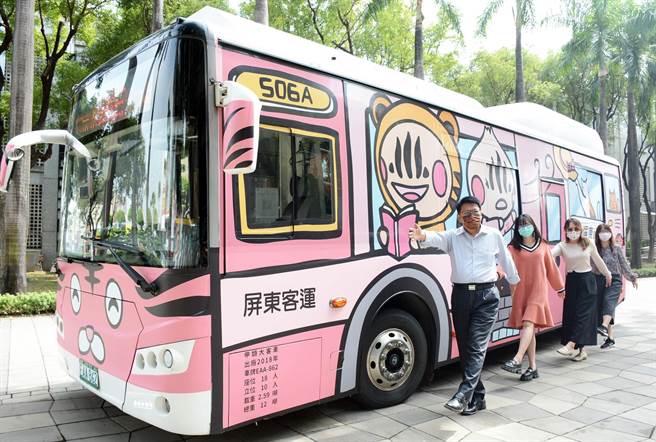 屏东市彩绘公车亮相，春节期间推出免费搭乘服务。（林和生摄）