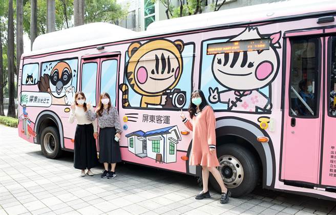 屏东市观光公车亮相，彩绘图案相当吸睛。（林和生摄)