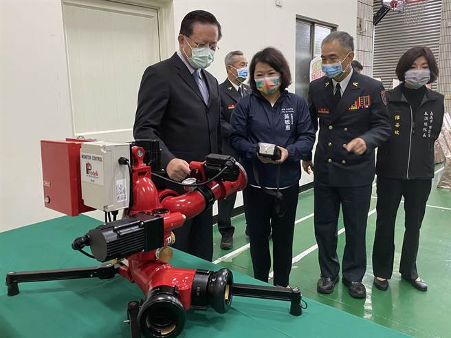 嘉义市长黄敏惠（左二）、内政部消防署长萧焕章（左一）视察科技消防救灾器材。（廖素慧摄）