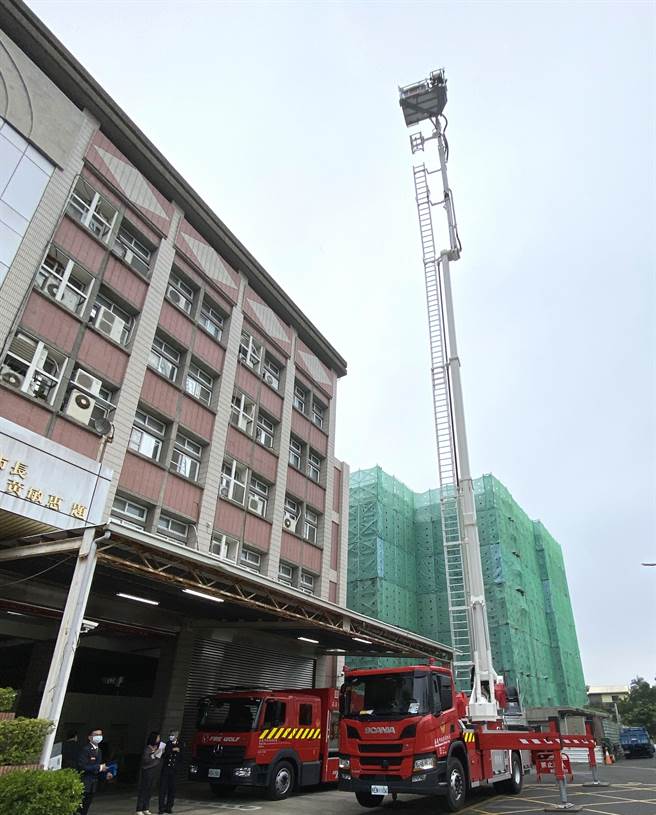 嘉义市消防局新云梯车启用，可达30公尺约10层楼高救灾。（廖素慧摄）