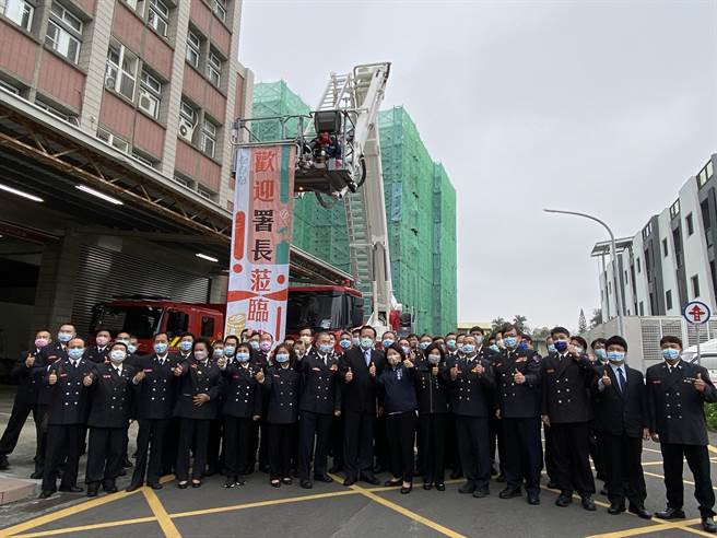 嘉义市消防局新云梯车启用，市长黄敏惠、内政部消防署长萧焕章与消防人员欣喜添利器。（廖素慧摄）