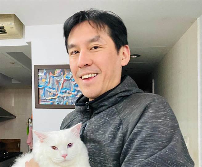 資深媒體人 黃暐瀚。(圖/翻攝自 黃暐瀚臉書)