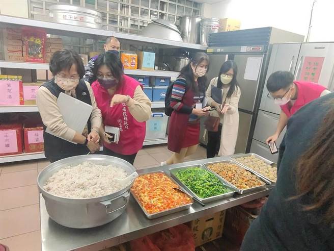 卫生福利部人员，24日到延正社区访查。（南投县政府提供／廖志晃南投传真）