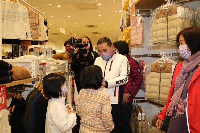 侯友宜幫監護童湘湘和婷婷仔細挑選衣物（戴上容攝）