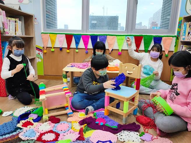 汐止分館帶小朋友體驗「毛線轟炸」，為兒童閱覽室換新裝。（新北市立圖書館提供）