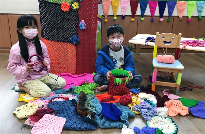 汐止分館帶小朋友體驗「毛線轟炸」，為兒童閱覽室換新裝。（新北市立圖書館提供）