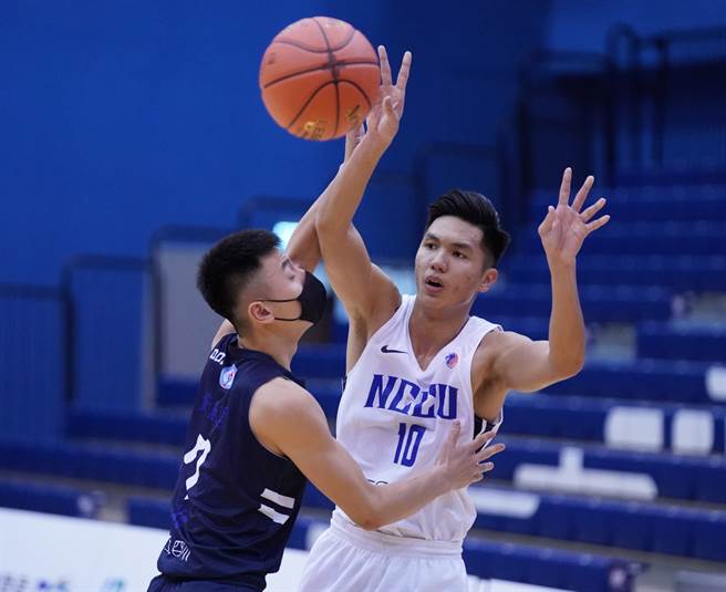 政治大学王凯裕(右)轰24分，其中投进6记三分球。(大专体总提供)