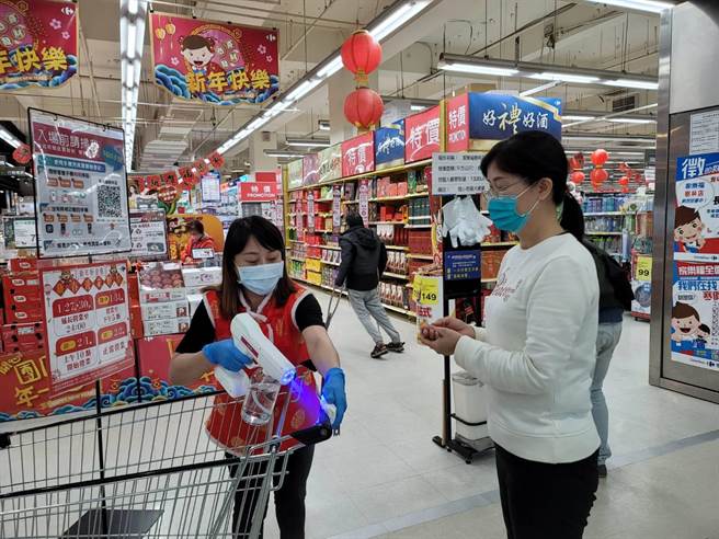 家樂福今（24）日指出，高雄地區包含鼎山、愛河、成功、澄清、光華、楠梓、新楠、鳳山、五甲等9間量販門市，自主升級過年期間防疫五大措施。（業者提供）