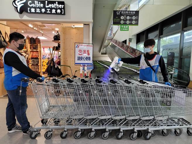 家樂福手推車消毒。（業者提供）