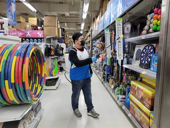 家樂福今（24）日指出，高雄地區包含鼎山、愛河、成功、澄清、光華、楠梓、新楠、鳳山、五甲等9間量販門市，自主升級過年期間防疫五大措施。（業者提供）