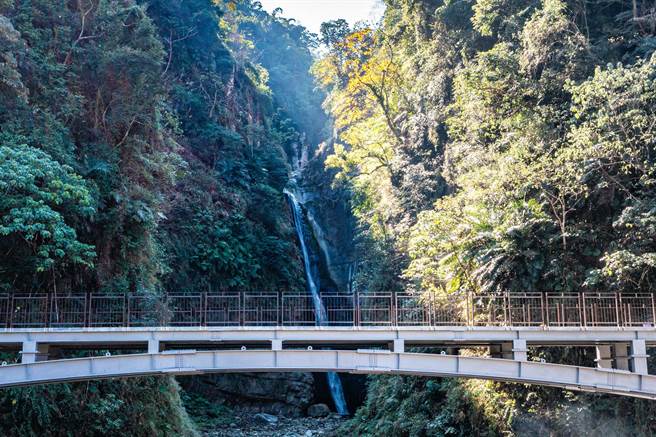 竹山鎮瑞龍瀑布空中觀瀑平台完工，將於26日重新開園。（南投縣政府提供／廖志晃南投傳真）