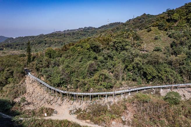 竹山鎮瑞龍瀑布，高架友善步道讓老少都能親近瀑布。（南投縣政府提供／廖志晃南投傳真）