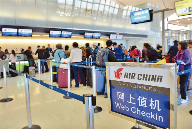 美国21日宣布将暂停4家陆籍航空从美国飞往中国的44个航班。图为准备搭乘大陆国航纽瓦克至北京的乘客。（新华社）