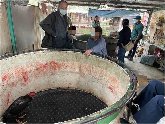 屏东警方加强赌场查缉，一举查获斗鸡赌场。(警方提供)