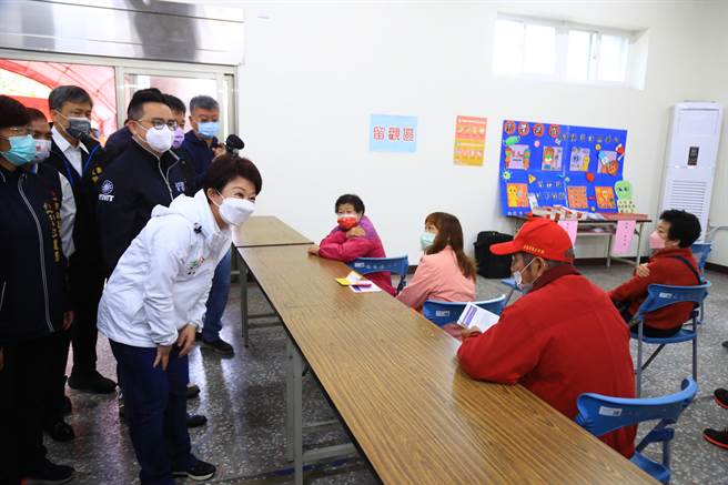 台中市長盧秀燕24日在衛生局長曾梓展、民政局長吳世瑋等人陪同下視察北屯區仁和里快打站。（馮惠宜攝）