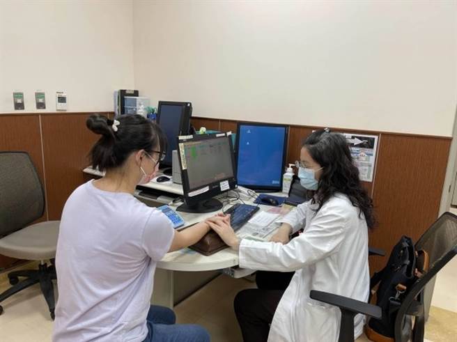 安南医院中医师廖殷梓为患者把脉。（台南市立安南医院提供／程炳璋台南传真）