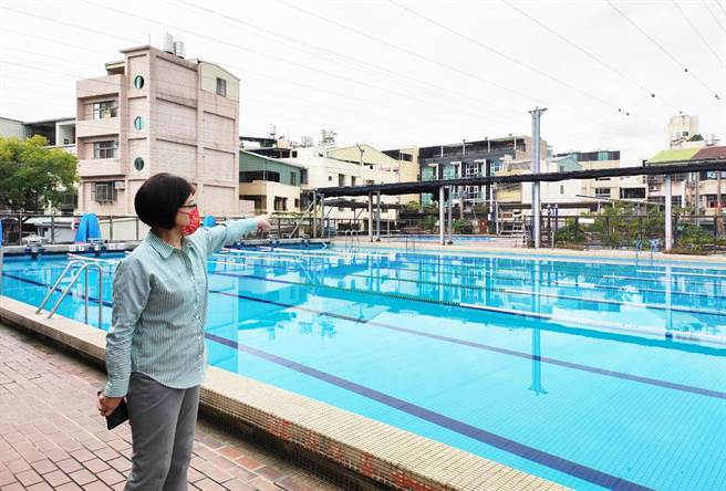 台中市运动局利用淡季整修大里区游泳池硬体设施，但目前仍正常营运满足习惯早泳的常客。（前市议员张芬郁提供）