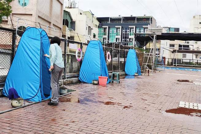 大里区游泳池整修期间淋浴间，目前以帐篷围搭非常简陋。（前市议员张芬郁提供）