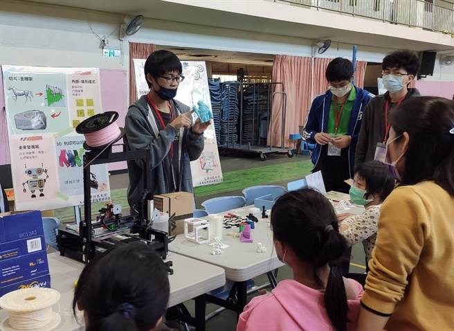 首場活動參與對象為桃園市特殊教育學校師生，以及龍華科大USR計畫團隊師生，內容包括了與機器人互動、虛擬實境、3D印表機、雷射雕刻機等新穎科技等體驗。(圖/龍華科大提供)