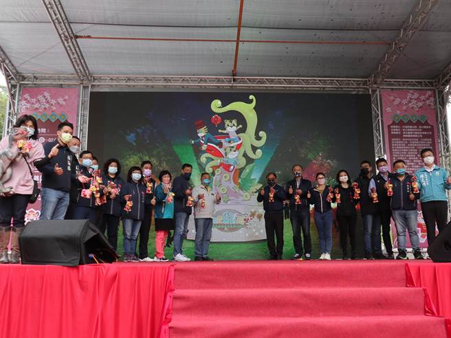 員林市公所今年元宵燈會以「萌虎總動員」為主題，擴大規畫夜間燈景，主燈區首度設置在百果山遊樂區，市區則有四處副燈區，30日起每晚亮燈至2月15日。（謝瓊雲攝）