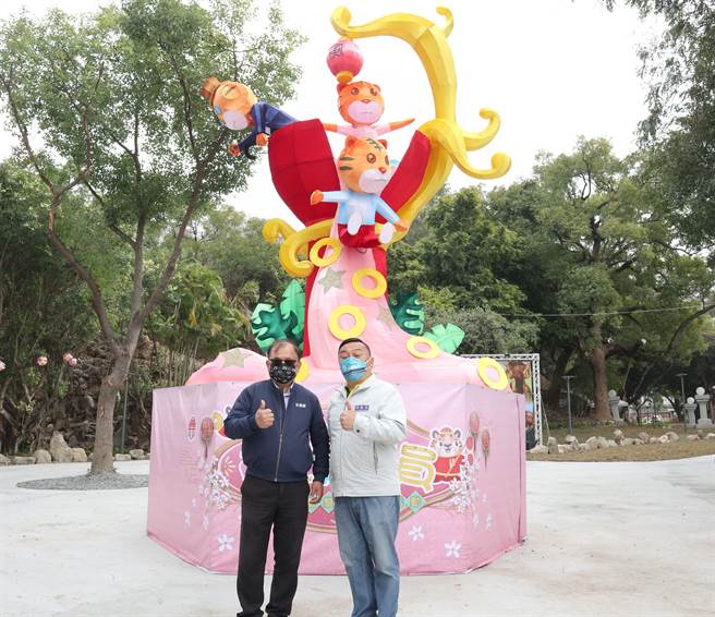 員林市公所今年元宵燈會以「萌虎總動員」為主題，擴大規畫夜間燈景，主燈區首度設置在百果山遊樂區，5公尺高的主燈「虎來寶」今日正式亮相。（謝瓊雲攝）