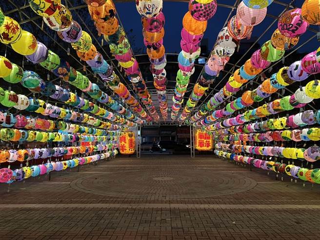 彰化藝術館廣場的夜間燈籠美景。（謝瓊雲攝）