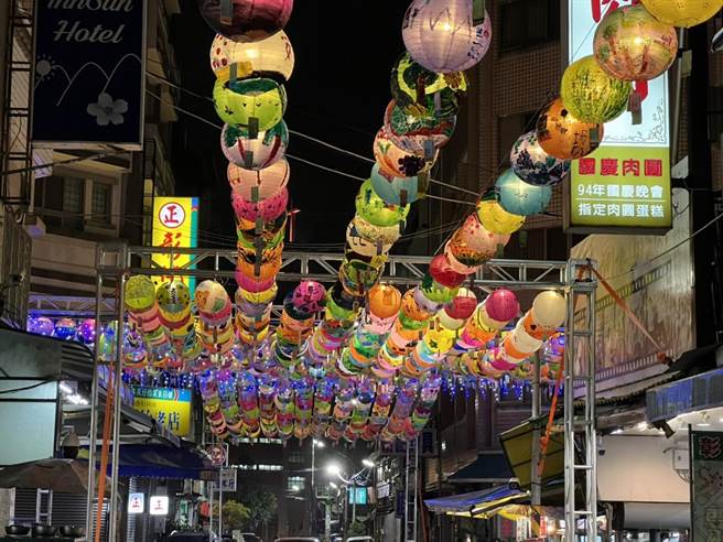 彰化市陳稜路街上空布滿燈籠，入夜後美麗至極。（謝瓊雲攝）