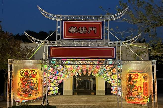 彰化藝術館前的樂耕門，是昔日清朝時的彰化東門的舊名，城門造型布置美麗燈景。（謝瓊雲攝）