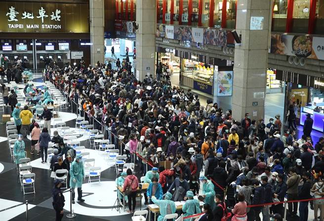 本土疫情延烧，引发民眾接种疫苗意愿。图为台北车站接种站排队人潮。（陈怡诚摄）
