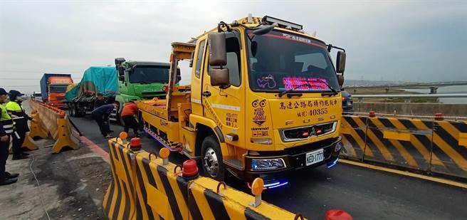 台61線中彰大橋南下161.2公里處，傍晚傳出3輛大車追撞事故，幸無造成人員傷亡。（民眾提供）