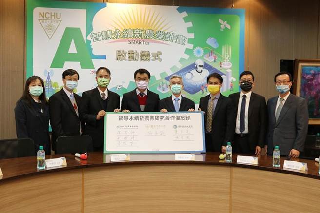 農委會主委陳吉仲（左4）、中興大學校長薛富盛（右4）24日共同出席智慧永續新農業研發中心啟動儀式。（圖／劉朱松）
