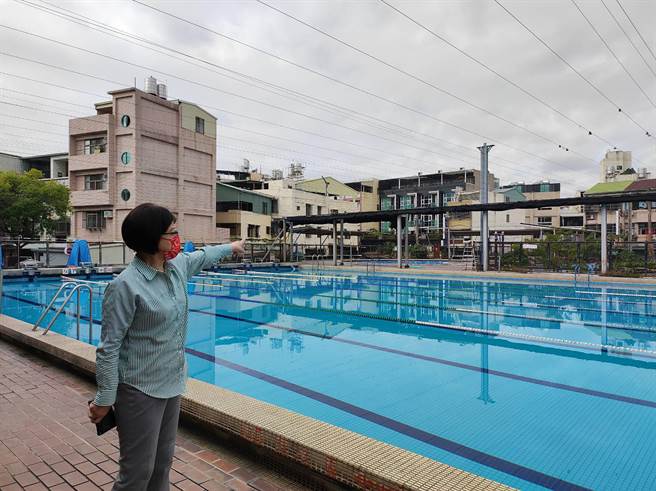 大里区游泳池目前整修中，为服务早泳客仍营运，但施工影响服务品质，前市议员张芬郁24日前往现场了解。（张芬郁提供／黄国峰台中传真）
