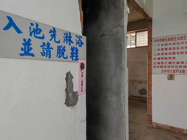 大里区游泳池目前整修中，但为满足早泳的常客仍正常营运，不过因为厕所也在整修，让来游泳的民眾，大感不便。（张芬郁提供／黄国峰台中传真）